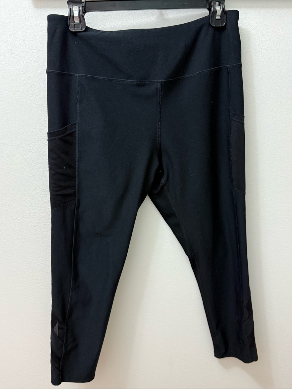 Mondetta Performance + Luxury active leggings
Black Performance Capri Leggings